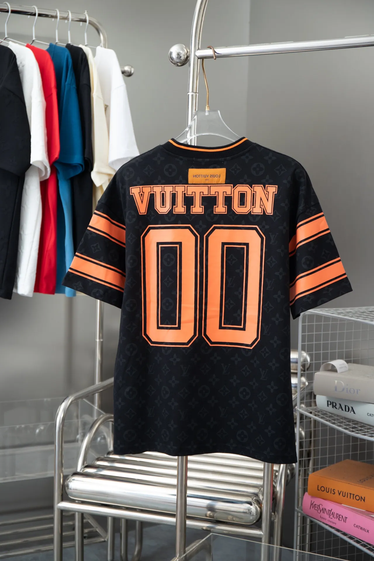 🅿️200 High quality Lv 25 new catwalk limited edition, dark patterned Monogram mechanism jacquard fabric, contrasting threaded V-neck design, sleeve splicing printing, official website synchronization, pure cotton fabric at the counter! Comfortable against the skin, durable and easy to wear, meticulous original craftsmanship, custom-made 260g vat-dyed fabric, very comfortable to the touch, latest brick cabinet synchronization, OS off-shoulder version, fashionable and individual, super versatile and good-looking, very suitable for both men and women, must-have style, hang tag, collar label, washed wheat, complete with three labels S M L XL